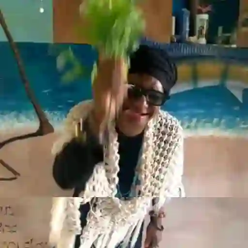 Figurinha: Dona brincando com cheiro verde