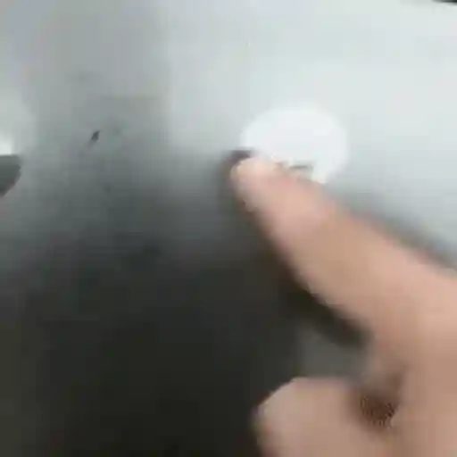 Figurinha: Rostinho feliz em superfície molhada