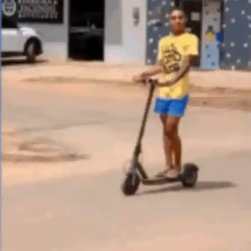 Figurinha: Menino anda de patinete