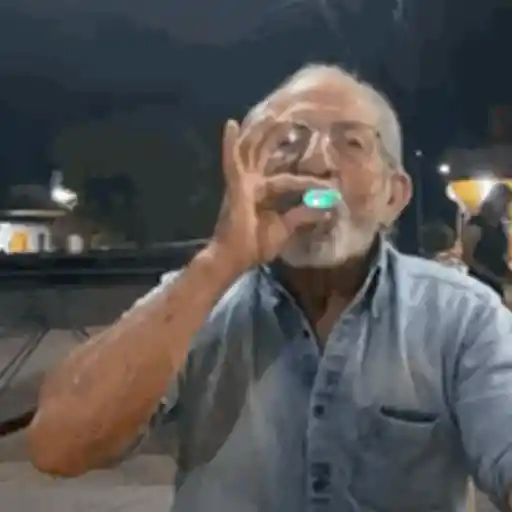 Figurinha: Vovô usando vape