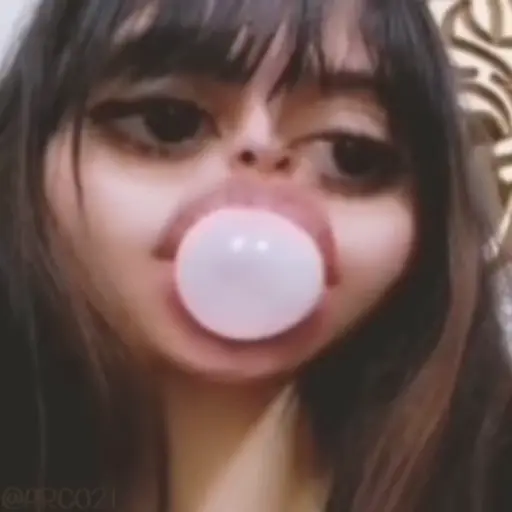 Figurinha: Garota mascar chiclete
