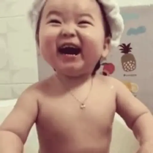 Figurinha: Bebê ri e faz beicinho