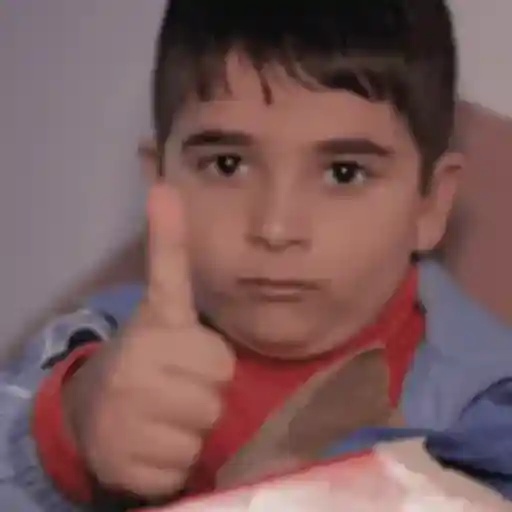 Figurinha: Menino dando joinha