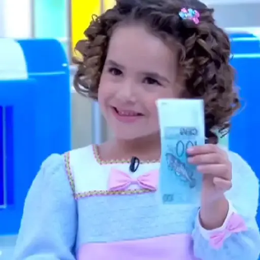 Figurinha: Menina feliz com dinheiro