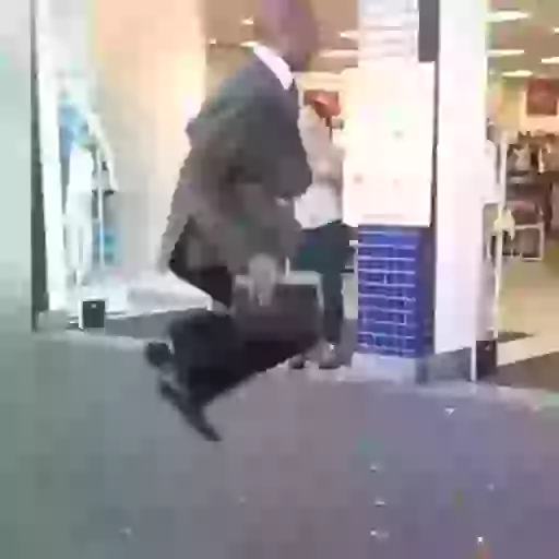 Figurinha: Homem de terno dançando