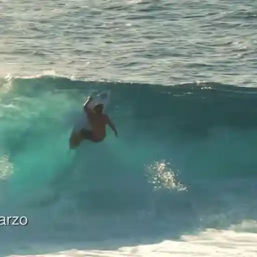 Figurinha: Surfista radical em ação