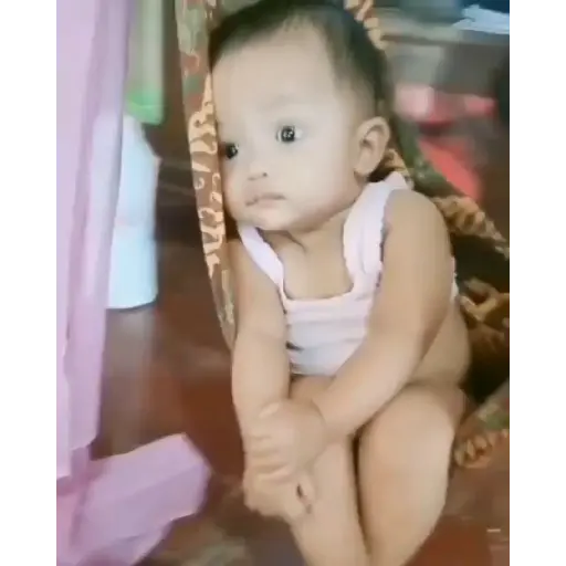 Figurinha: Bebê curioso no balanço