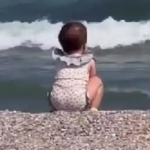 Figurinha: Bebê na praia