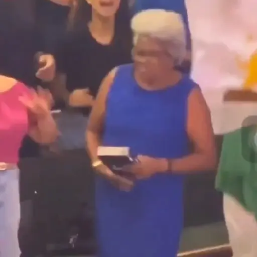 Figurinha: Vovó Dança com Bíblia