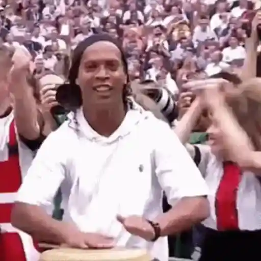 Figurinha: Ronaldinho tocando tambor