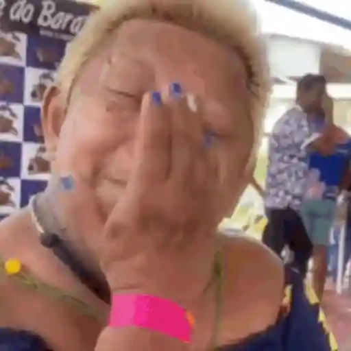 Figurinha: Senhora chorando de emoção