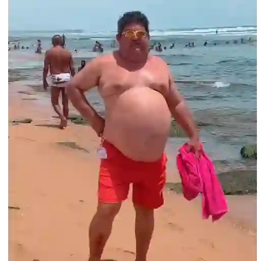 Figurinha: Homem com barriga balançando na praia