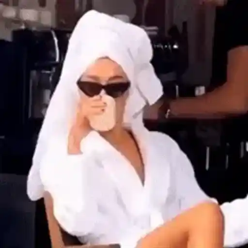 Figurinha: Mulher toma café com roupão