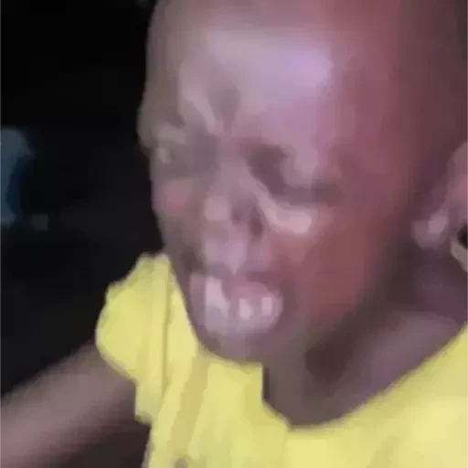 Figurinha: Bebê chorando e rindo