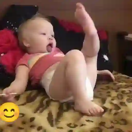 Figurinha: Bebê faz pose engraçada