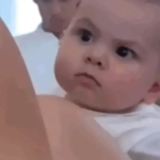 Figurinha: Bebê emburrado