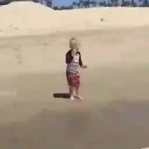 Figurinha: Menino caindo na água na praia