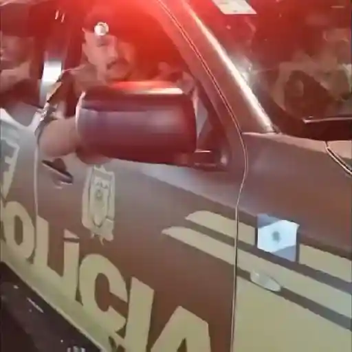 Figurinha: Policial sorri para a câmera