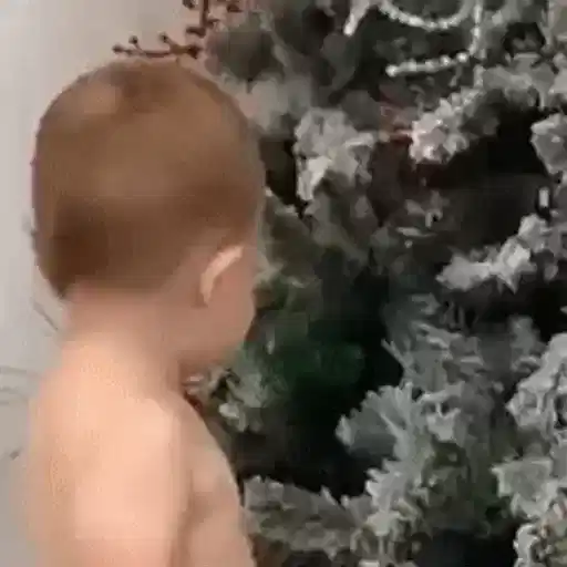 Figurinha: Bebê olha de lado com malícia