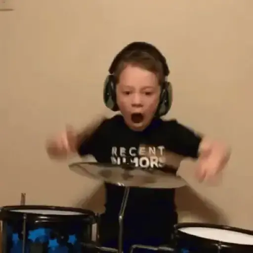 Figurinha: Menino tocando bateria com energia
