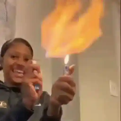 Figurinha: Mulher com isqueiro em chamas