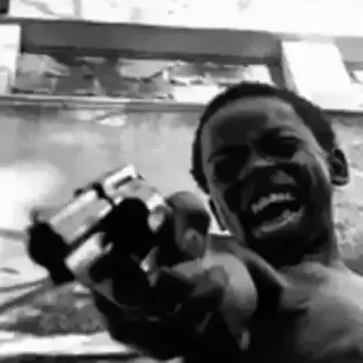 Figurinha: Garoto aponta arma e ri