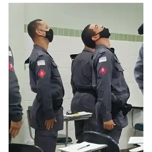 Figurinha: Policial faz alongamento de pescoço