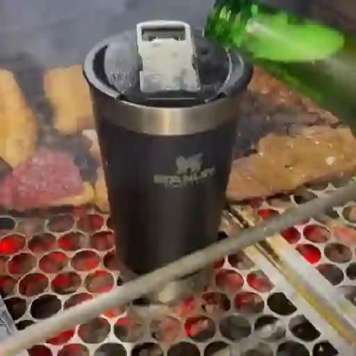 Figurinha: Cerveja sendo servida na churrasqueira