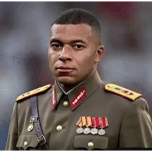 Figurinha: Mbappé em uniforme militar