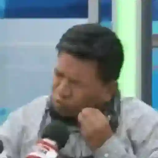 Figurinha: Homem discute com microfone