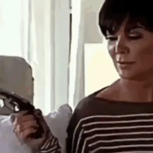 Figurinha: Kris Jenner com arma