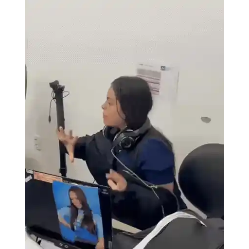 Figurinha: Mulher pensativa em videochamada