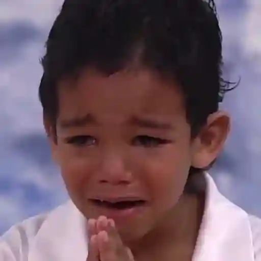 Figurinha: Criança chorando e implorando