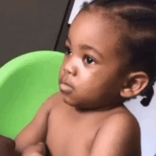 Figurinha: Bebê sorrindo de lado