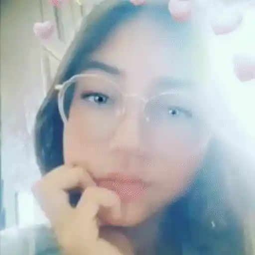 Figurinha: Garota com filtros de rede social