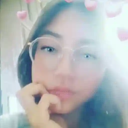 Figurinha: Garota com filtro de corações