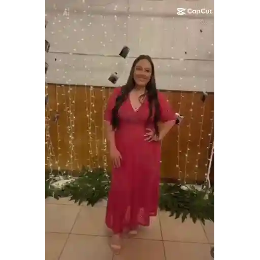 Figurinha: Mulher sorrindo e dançando
