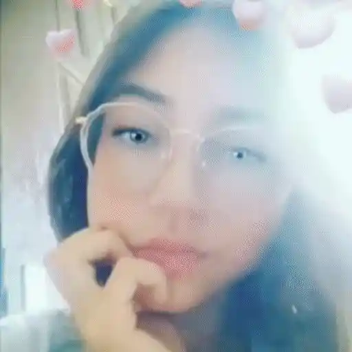 Figurinha: Garota com filtro de flores