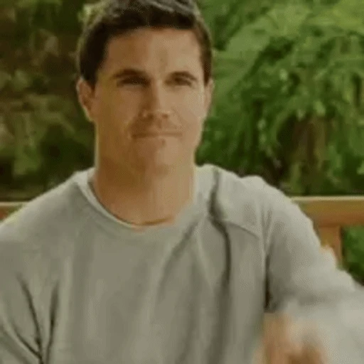 Figurinha: Robbie Amell dando nota