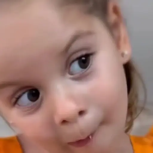 Figurinha: Criança fazendo careta