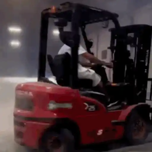 Figurinha: Empilhadeira fazendo drift