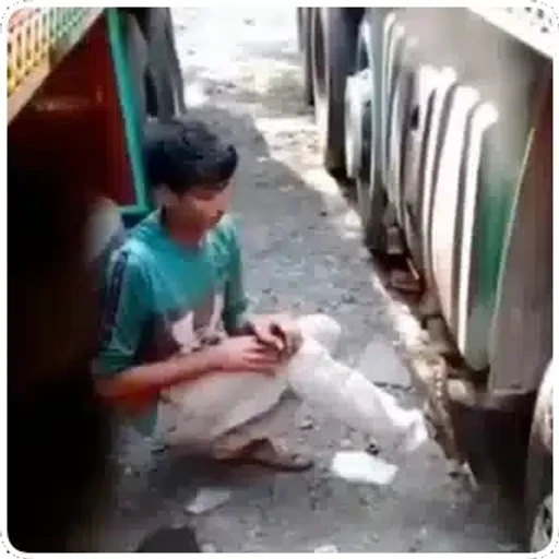 Figurinha: Jovem consertando veículo