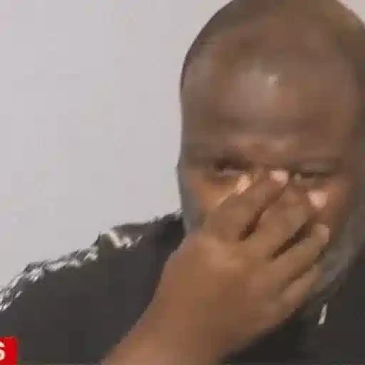 Figurinha: Homem triste chorando