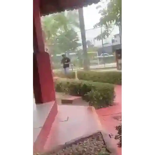 Figurinha: Homem correndo na chuva