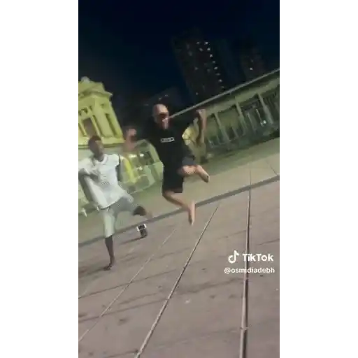 Figurinha: Dois amigos dançando breakdance