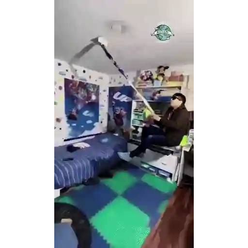 Figurinha: Homem caindo na cama com gancho