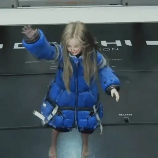 Figurinha: Bebê dançando com roupa azul