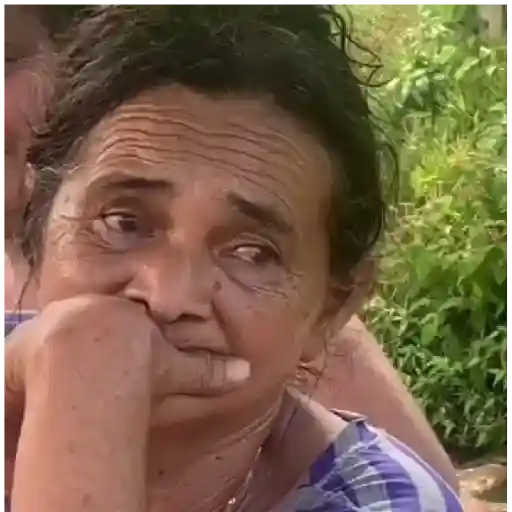 Figurinha: Mulher chora e limpa o rosto