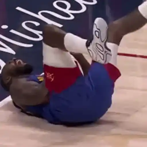 Figurinha: Jogador de basquete cai e se machuca