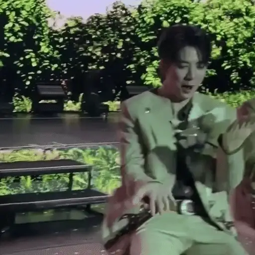 Figurinha: Idol dançando com flores